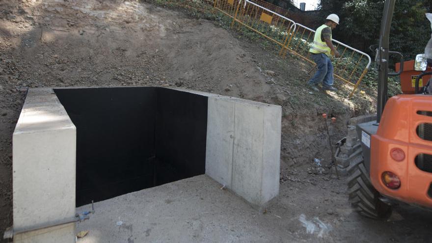 Tallen el carrer Circumval·lació per col·locar l&#039;estructura del nou ascensor públic