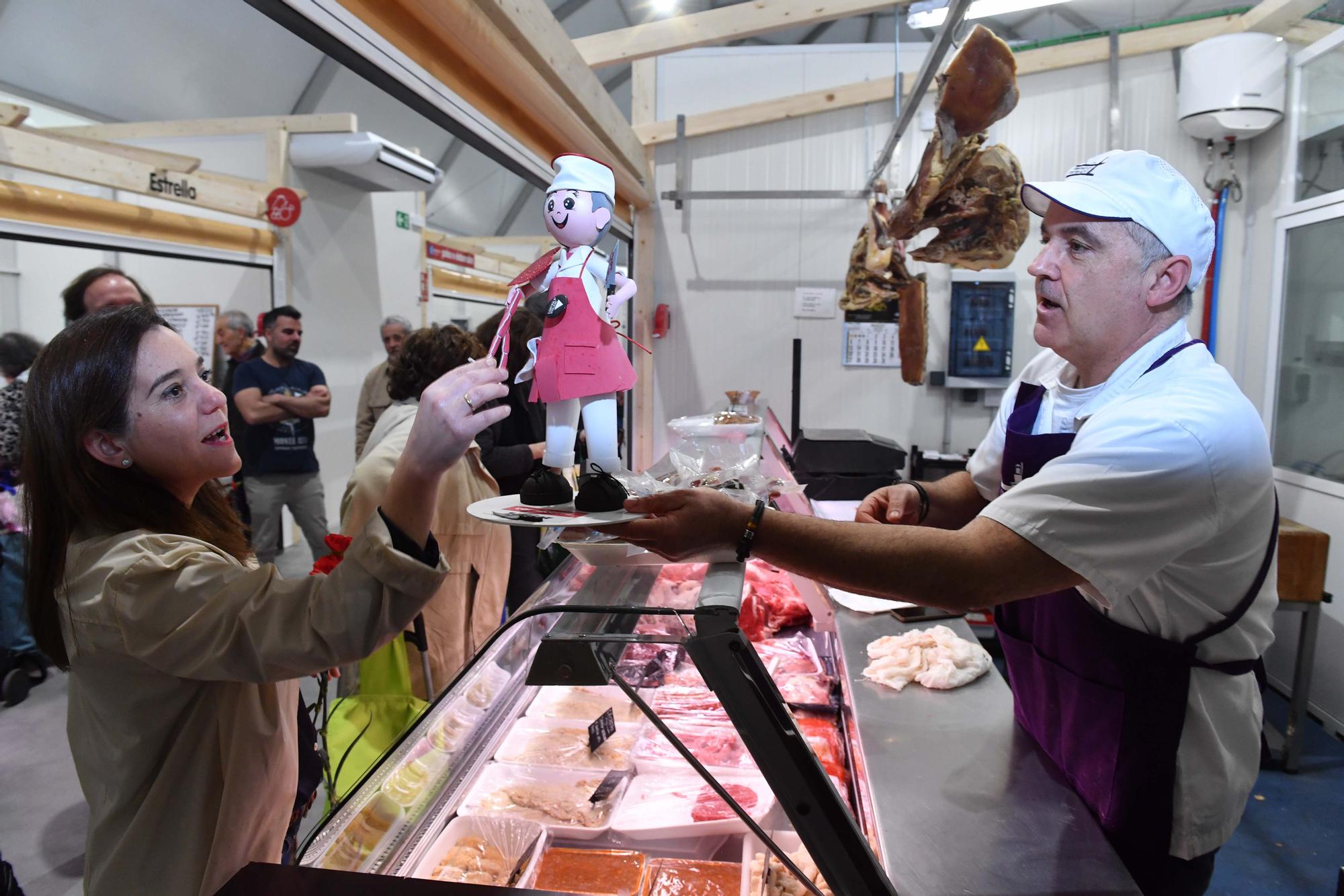 El mercado provisional de Monte Alto abre sus puertas: flores, clientes de siempre y nuevos curiosos