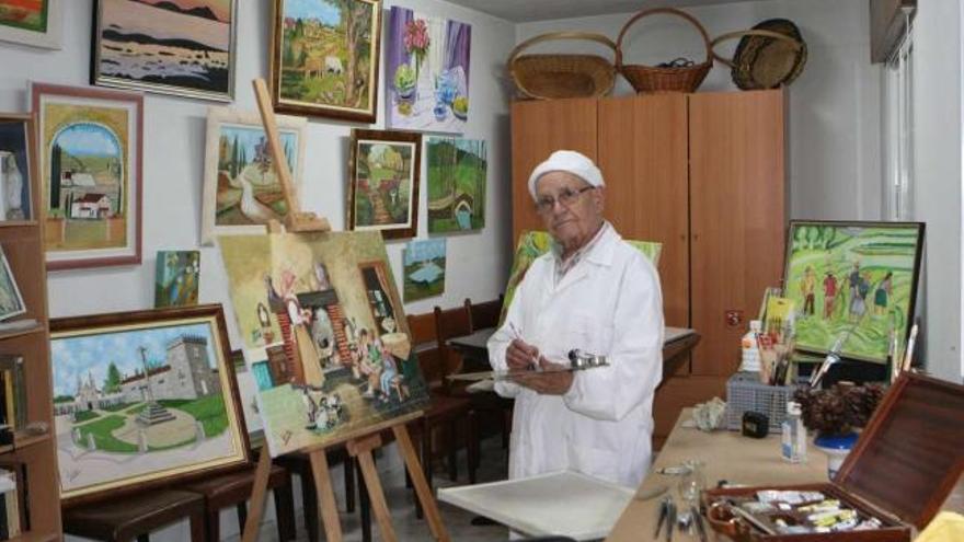 Benigno Souto Fariñas, no cuarto onde pinta e garda os seus cadros, en Silleda.  // Bernabé