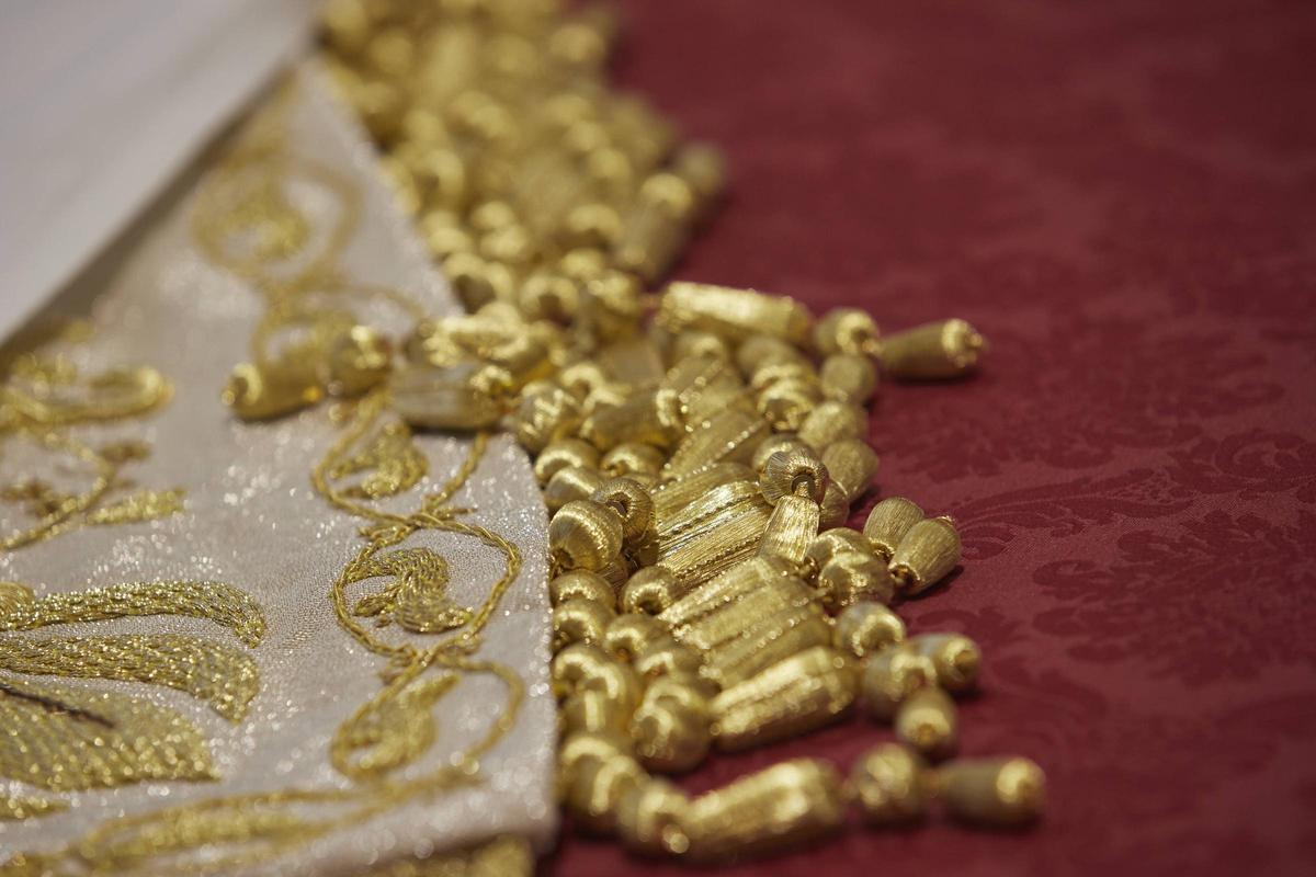 Así es el manto de la Virgen "Un poco de muchos" al detalle Así es el manto de la Virgen "Un poco de muchos" al detalle