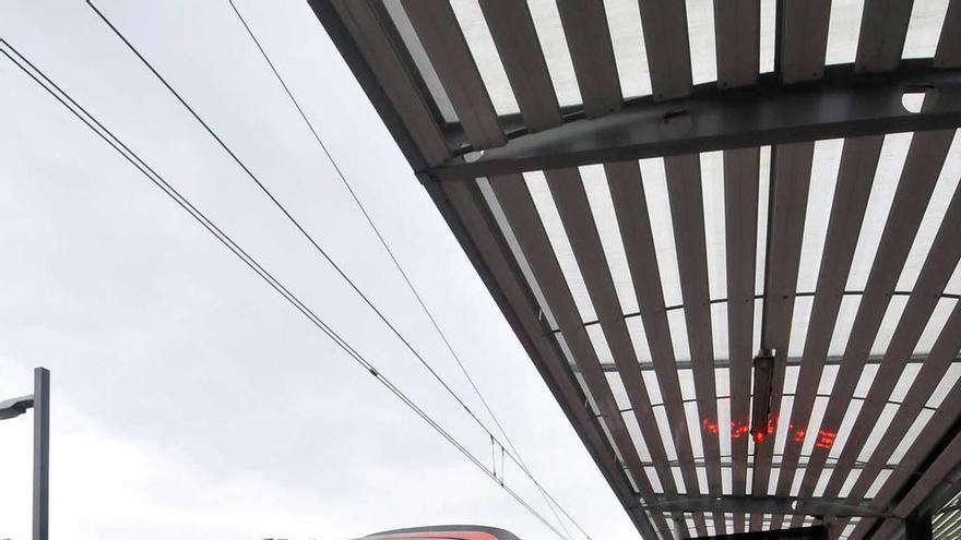 Un tren de Renfe en la estación de El Entrego.