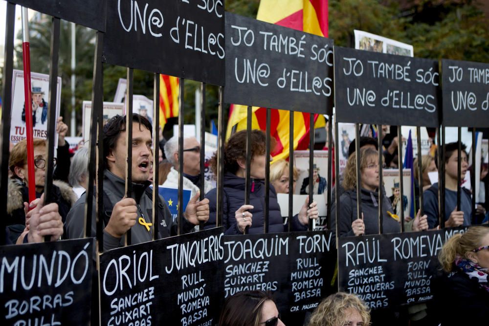 Manifestación en Barcelona para pedir la libertad de los exconsejeros encarcelados y de ''los Jordis''