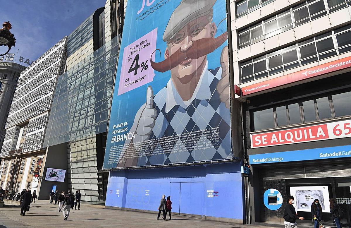 Edificio en el que se encontraba el cine Avenida, cubierto con una publicidad de Abanca.  | // CARLOS PARDELLAS