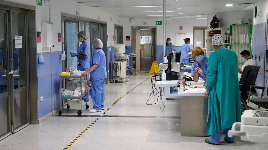 Profesionales de la UCI del Hospital Reina Sofía de Murcia, donde hay dos pacientes covid, en una imagen de ayer.