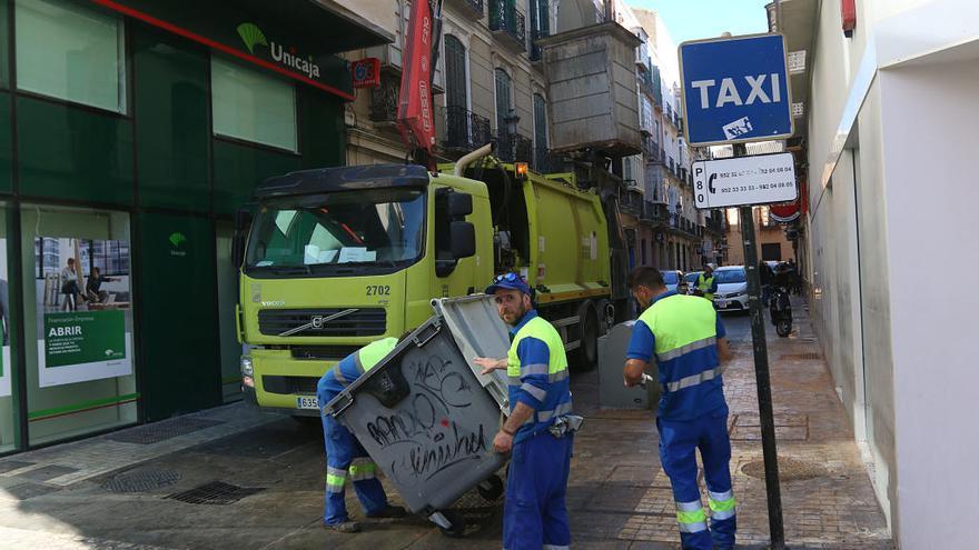 Operarios de Limasa del servicio de recogida