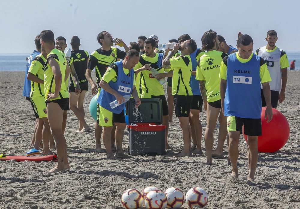 El equipo ha llevado a cabo una distendida sesión de trabajo a la orilla del mar con la única ausencia de Manuel Sánchez