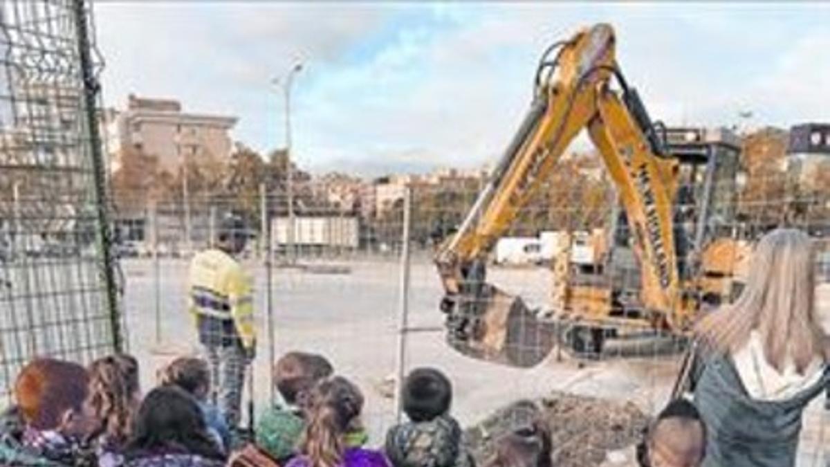 Sorpresa 8 Alumnos del colegio Montigalà ante la excavadora, ayer.