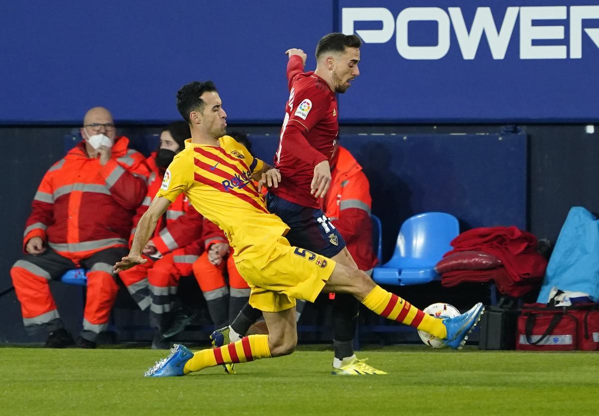 El barcelonista Busquets (i) intenta robar un balón ante Kike Barja.