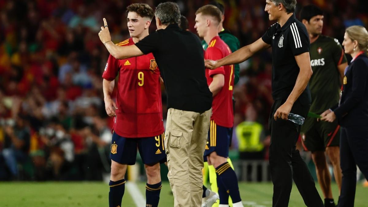 Luis Enrique le da indicaciones a Gavi antes del partido con Portugal.