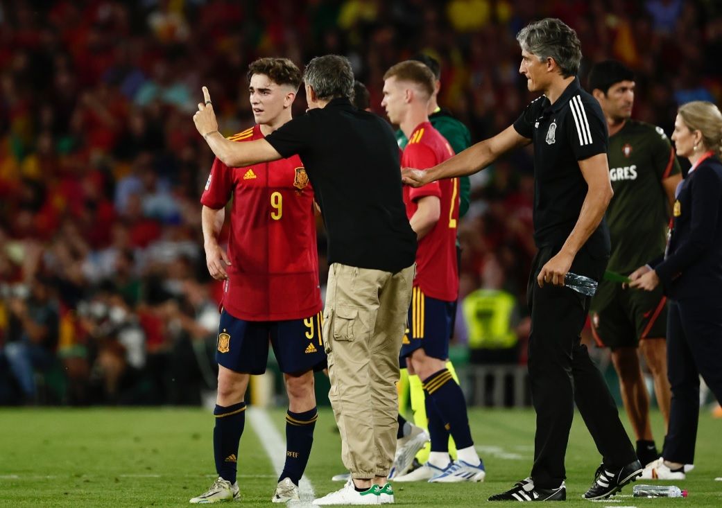 Luis Enrique le da indicaciones a Gavi antes del partido con Portugal.