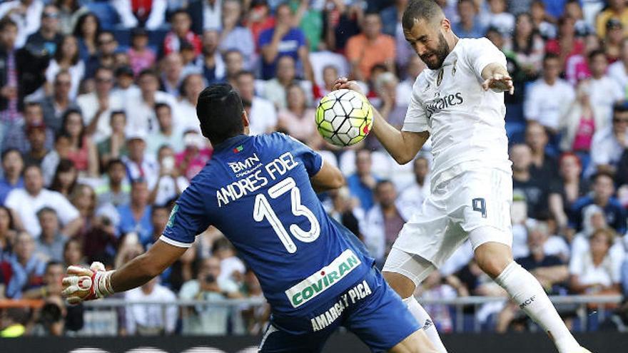 Karim Benzema marcando un gol de cabeza en el Real Madrid.