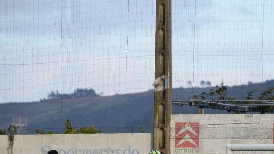 Una acción del encuentro de ayer en Laxes. // Gonzalo Núñez