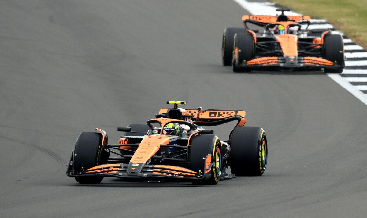 Towcester (United Kingdom), 07/07/2024.- McLaren driver Lando Norris of Britain followed by McLaren driver Oscar Piastri of Australia during the Formula One British Grand Prix at the Silverstone Circuit racetrack in Towcester, Britain, 07 July 2024. (Fórmula Uno, Reino Unido) EFE/EPA/PETER POWELL