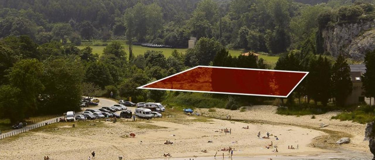 La playa de Cuevas del Mar, en Nueva, con la zona en la que se propone un aparcamiento señalada.