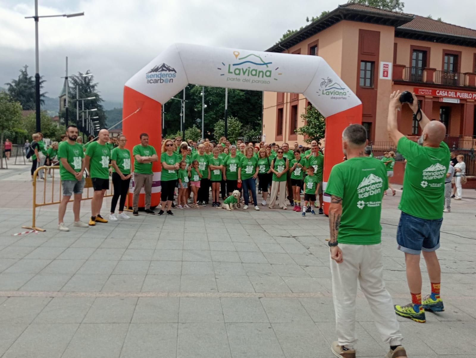 Doscientas personas marchan y escancian en Laviana para combatir la ELA