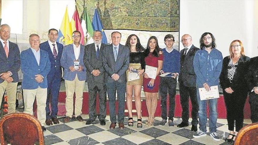 Portocarrero entrega 4 becas a los mejores expedientes de bachillerato