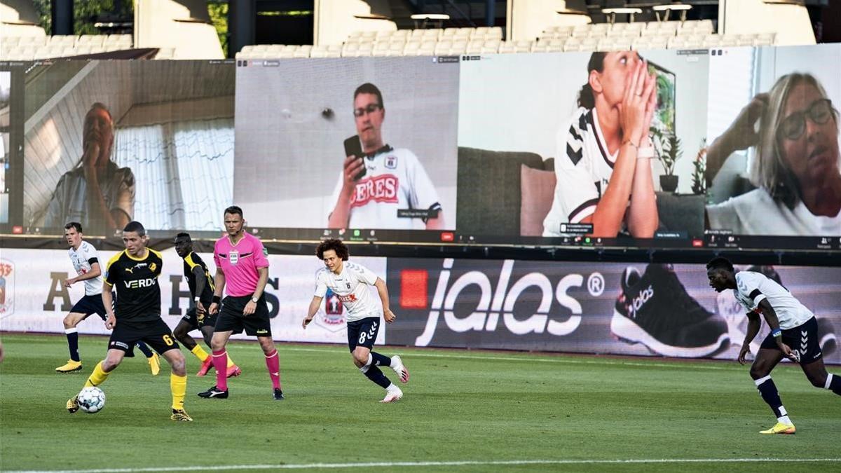 Una imagen del Aarhus-Randers con aficionados siguiendo virtualmente el partido desde sus casas.