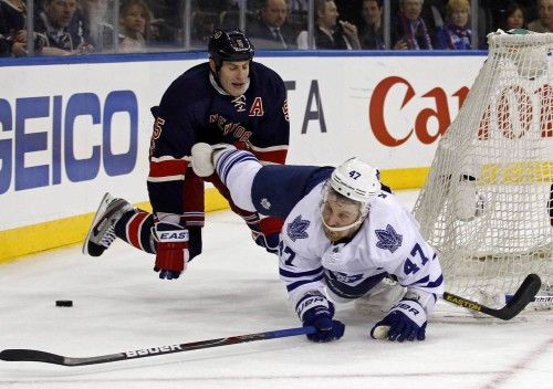 Caída aparatosa entre Leo Komarov (Toronto Maple Leafs) y Dan Girardi (New York Rangers) en su partido de NHL