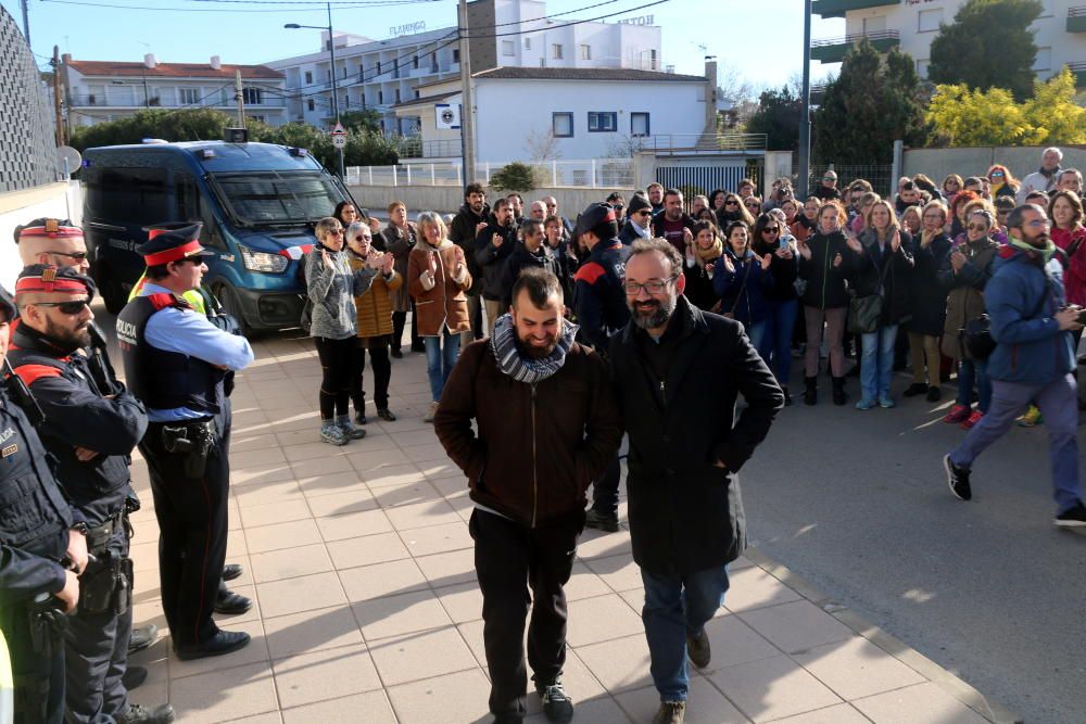 Concentració de suport a l'Estartit pel regidor de la CUP de Torroella