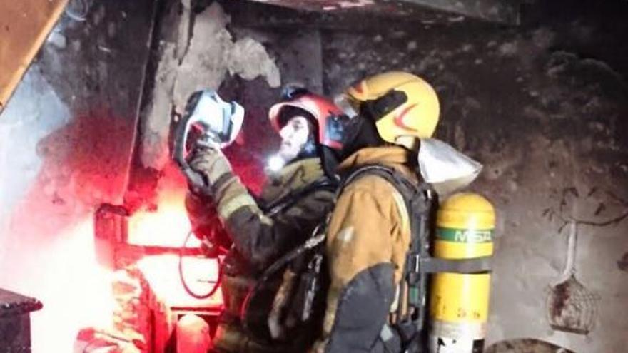 Salvan a dos boas de 1,5 metros en un incendio en una casa de Benissa