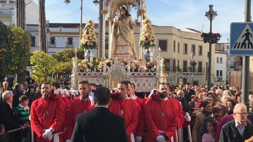 Miles de fieles se vuelcan con la patrona de Mérida en su día grande