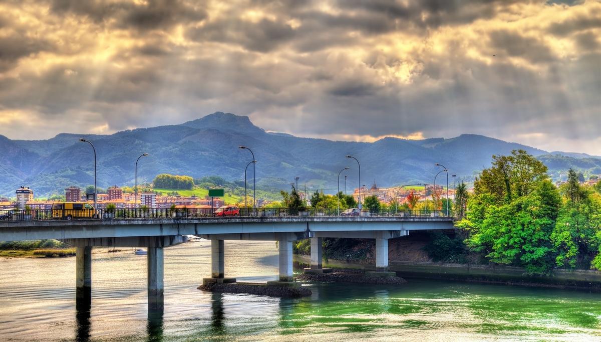 Irun se extiende junto al río Bidasoa