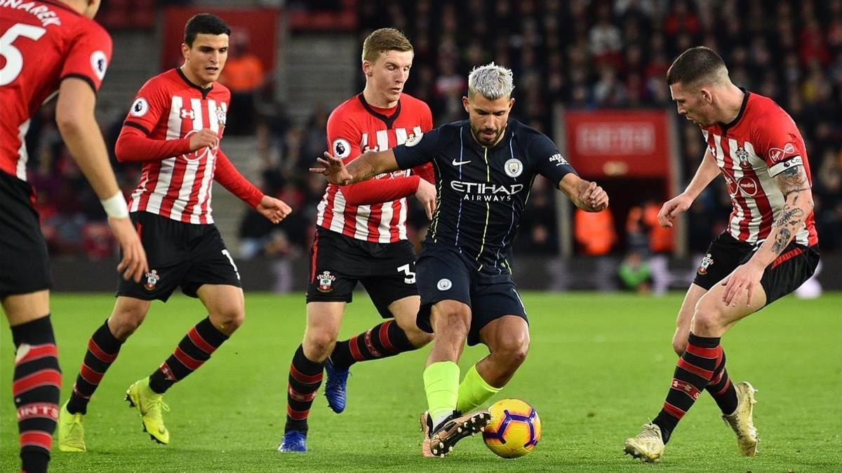 Agüero, perseguido por cuatro jugadores del Southampton.