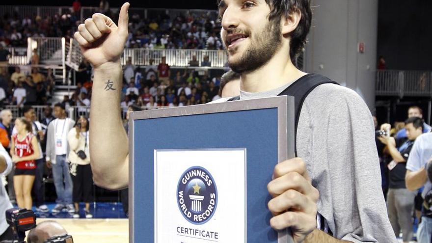 Ricky Rubio batió el Guinness de tiros detrás del tablero.