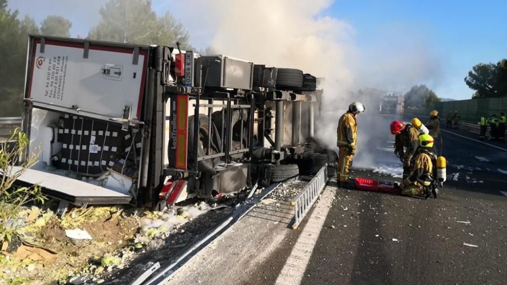 Un muerto en Tibi al salirse el camión que conducía de la autovía e incendiarse