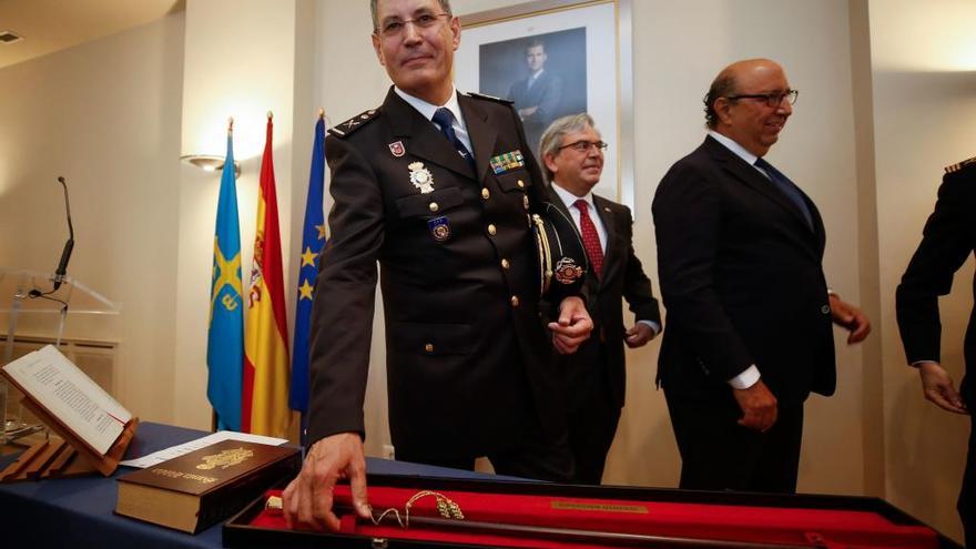 Juan Jesús Herranz Yubero, con el bastón de mando, y detrás Mariano Marín y Germán López, tras el acto.