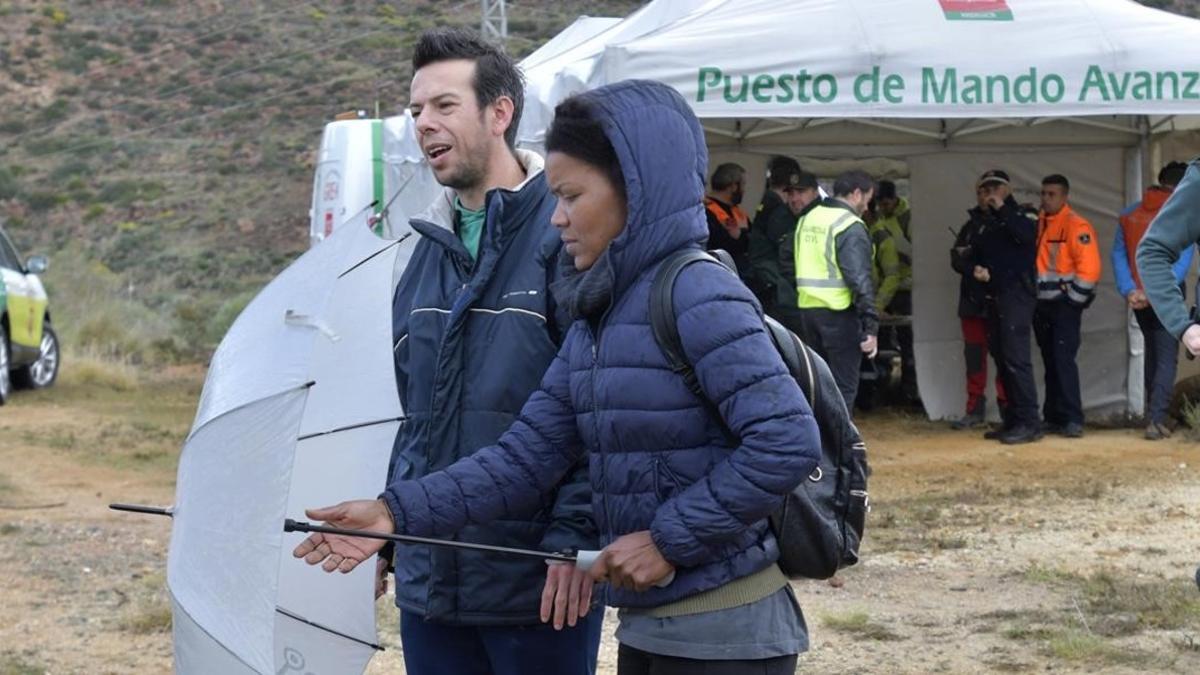 Ana Julia Quezada, junto a Ángel Cruz, padre de Gabriel, durante la búsqueda del pequeño.