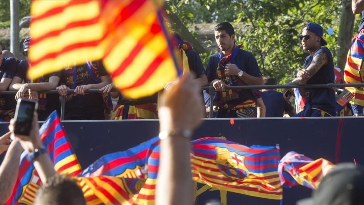 Neymar y Suarez en  la caravana azulgrana  de celebracion por el titulo de Liga por las calles de Barcelona.
