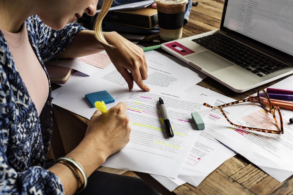 Hay una comunidad muy interesante de profesores que comparten herramientas para preparar la gramática.