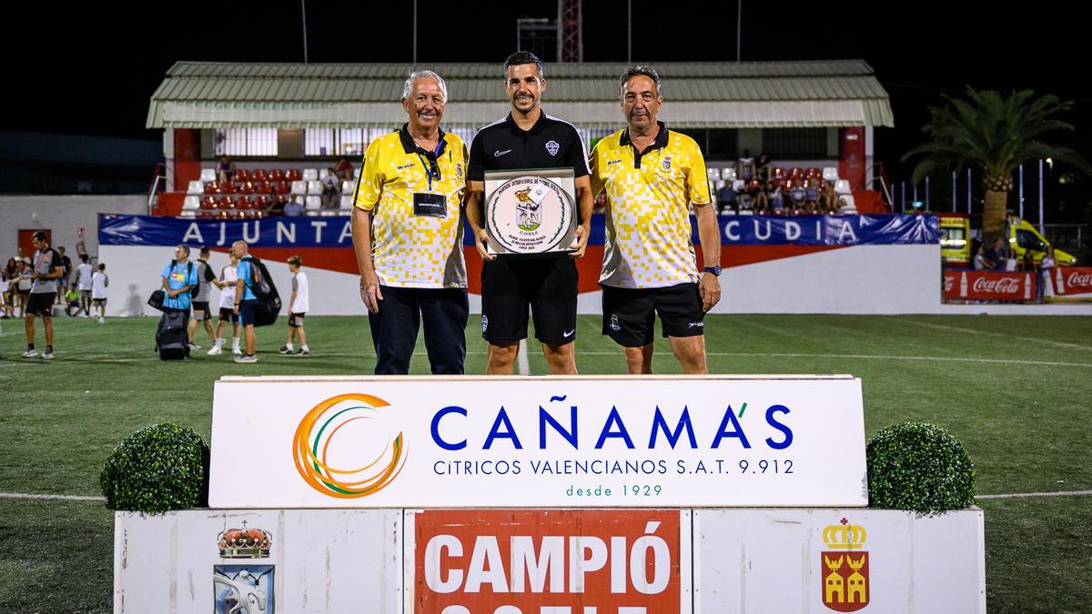 Carlos Geraldo recibiendo el premio al mejor entrenador del torneo.