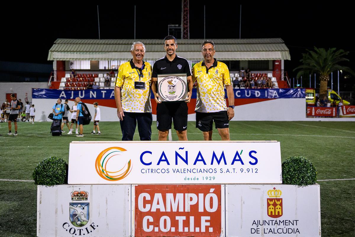 Carlos Geraldo recibiendo el premio al mejor entrenador del torneo.