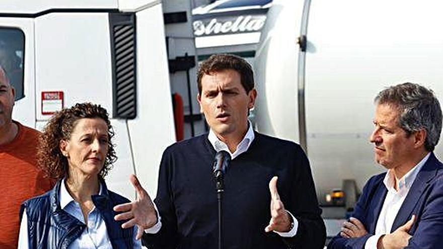 Albert Rivera, parlant amb transportistes a Saragossa.