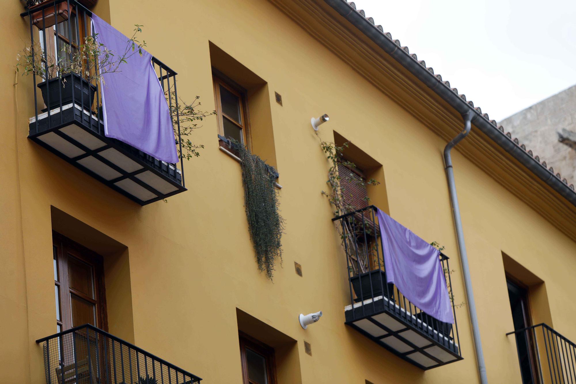 València engalana sus balcones por el 8M