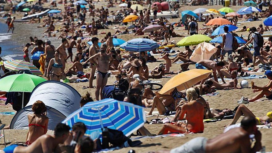 La platja de Sant Sebastià de Barcelona, plena a vessar, ahir.