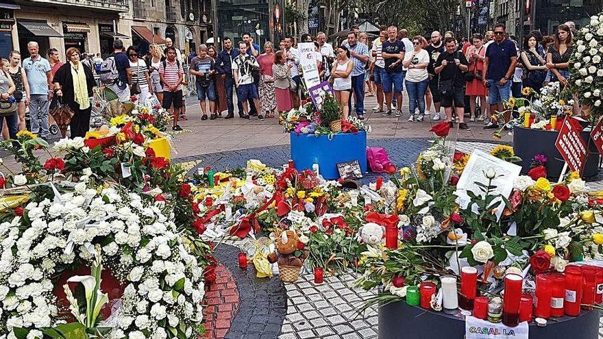 Ofrenes florals a la Rambla pel primer aniversari dels atemptats