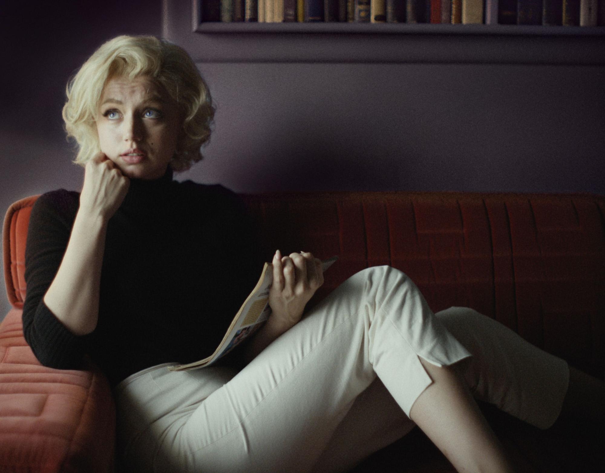 Escena de la serie 'Blonde' protagonizada por la actriz Ana de Armas que encarna el papel de Marilyn Monroe.
