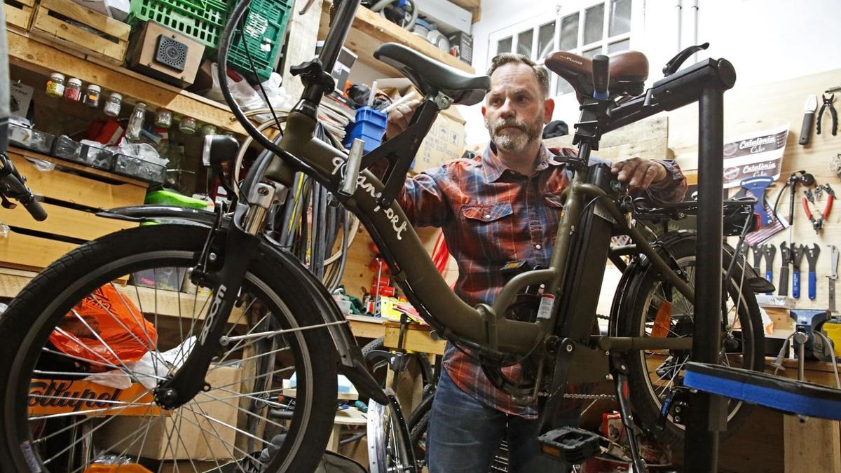 Puesta a punto. Jon Aubà, de Catalonia Cicles, repasa una bicicleta eléctrica.