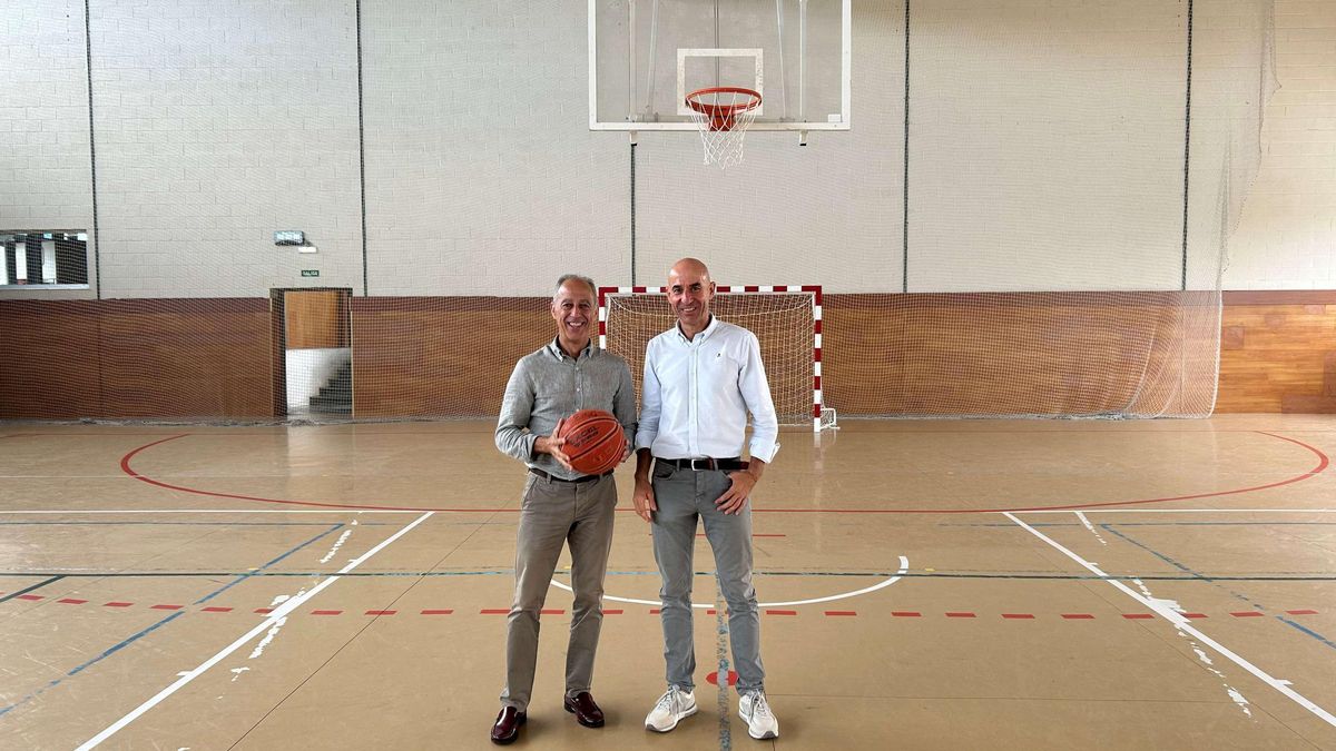 Por la izquierda, Jesús Abad y Virginio Ramírez, director del Patronato Deportivo, en el polideportivo de El Berrón.