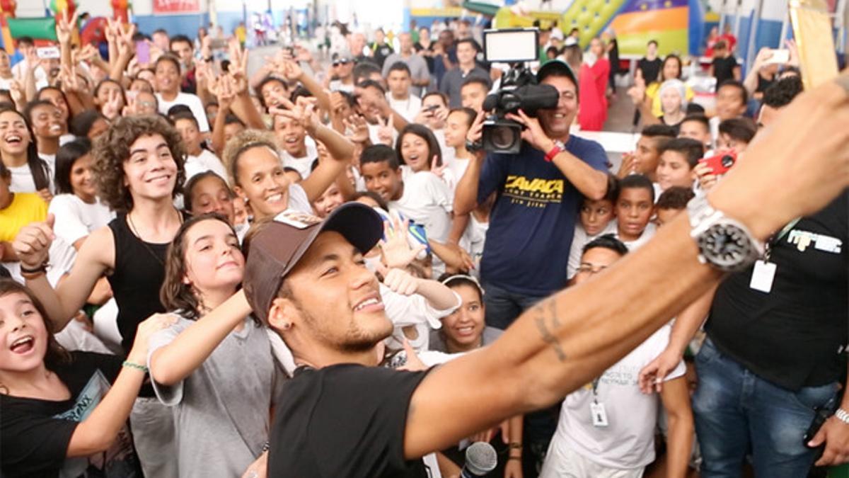 Neymar se tomó un selfie con los jóvenes