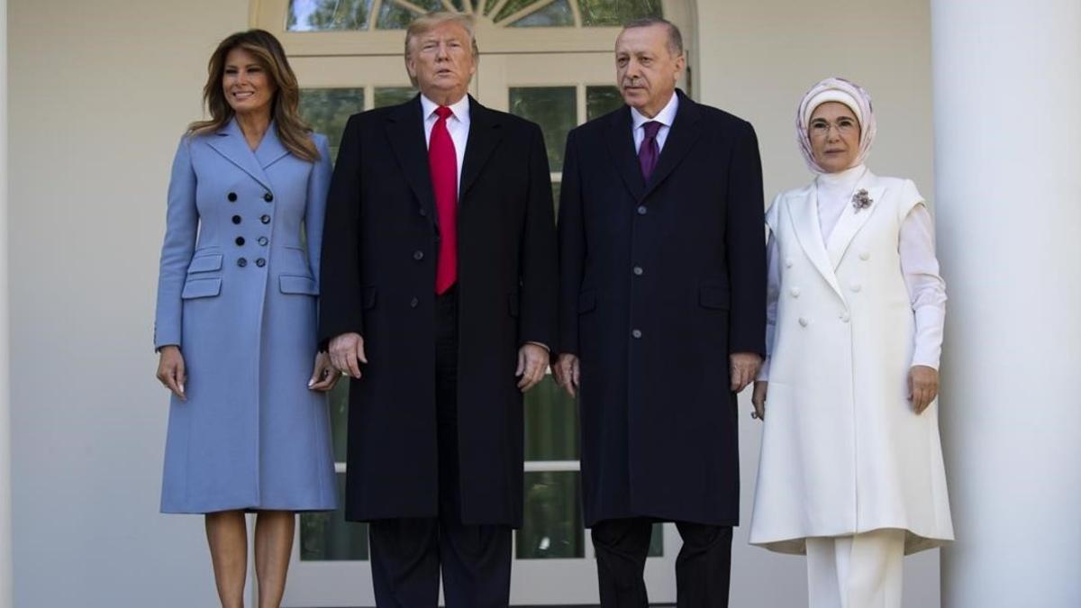 Los presidentes Trump y Erdogan con sus esposas en la Casa Blanca.