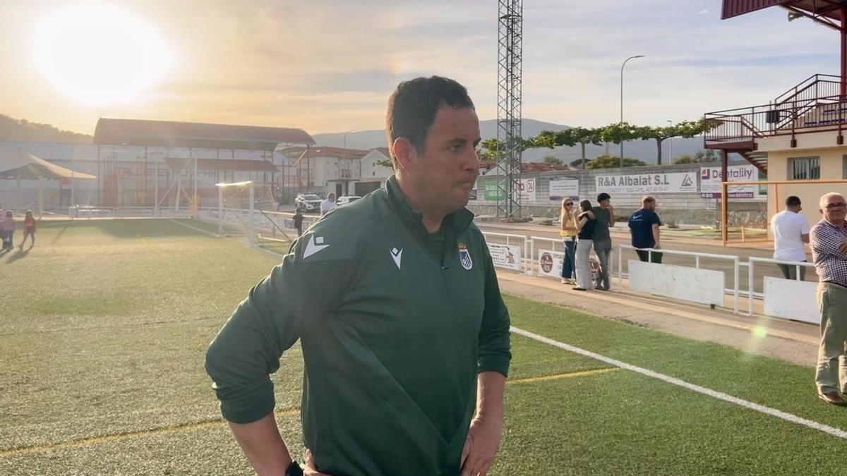 Miguel Ángel Ávila atiende a los medios de comunicación tras el partido ante el Jaraíz.
