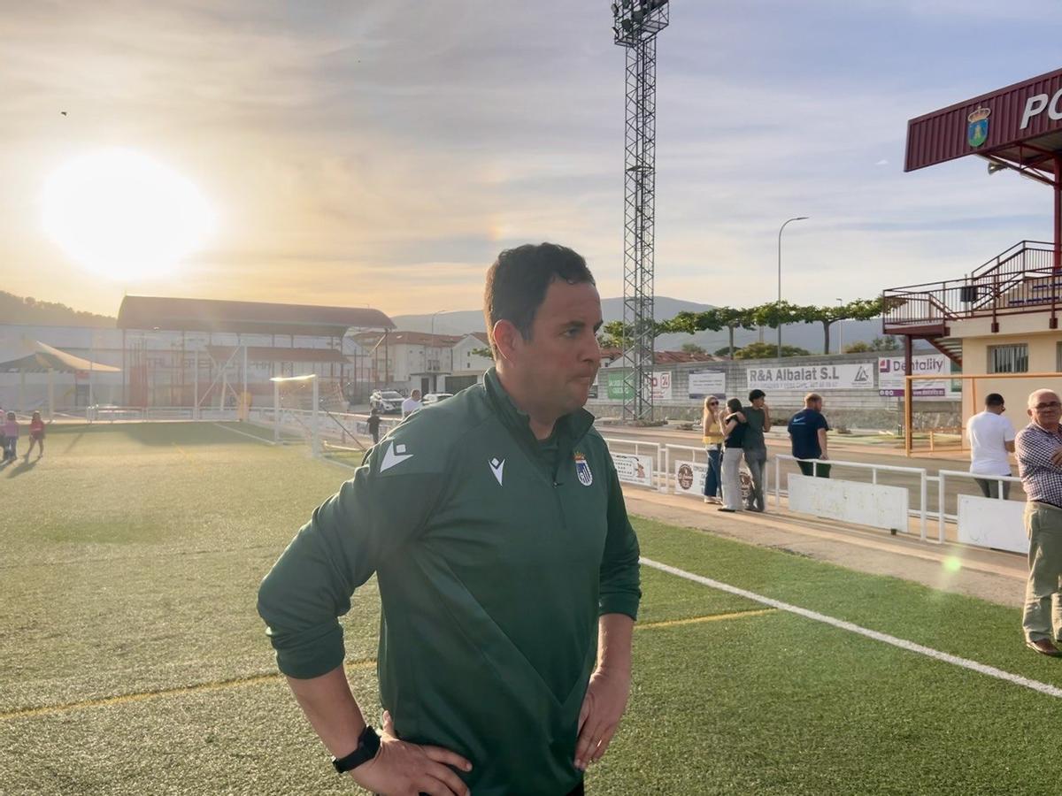Miguel Ángel Ávila atiende a los medios de comunicación tras el partido ante el Jaraíz.