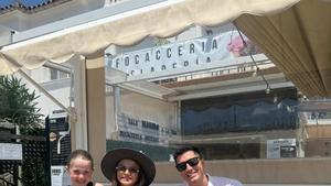 Lewandowski, junto a su mujer Anna y sus dos hijas disfrutando de un helado Lewandowski, junto a su mujer Anna y sus dos hijas disfrutando de un helado