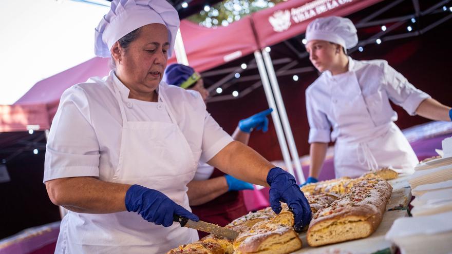 La Orotava elabora 570 metros de roscón de Reyes y bate el récord de Canarias