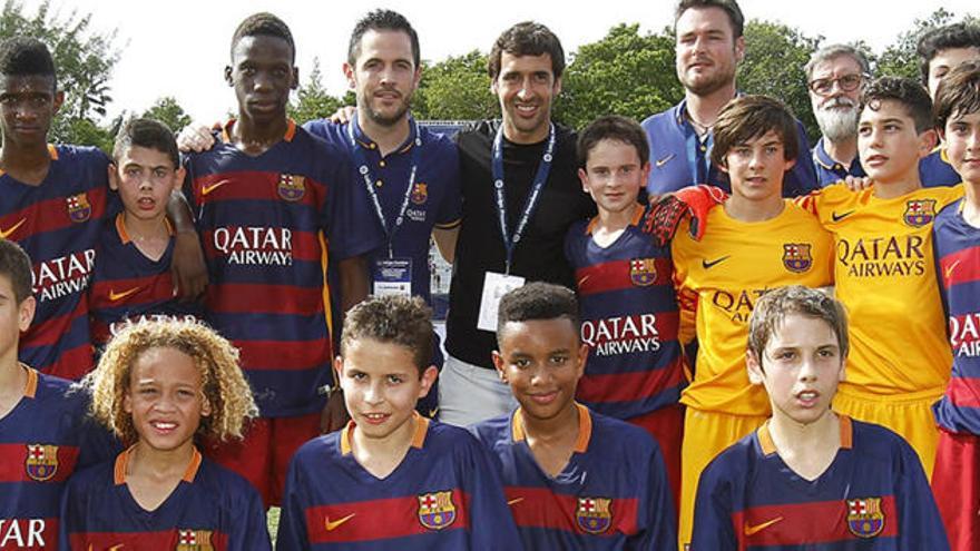 Raúl, posando finalmente con los jugadores del infantil del Barça.