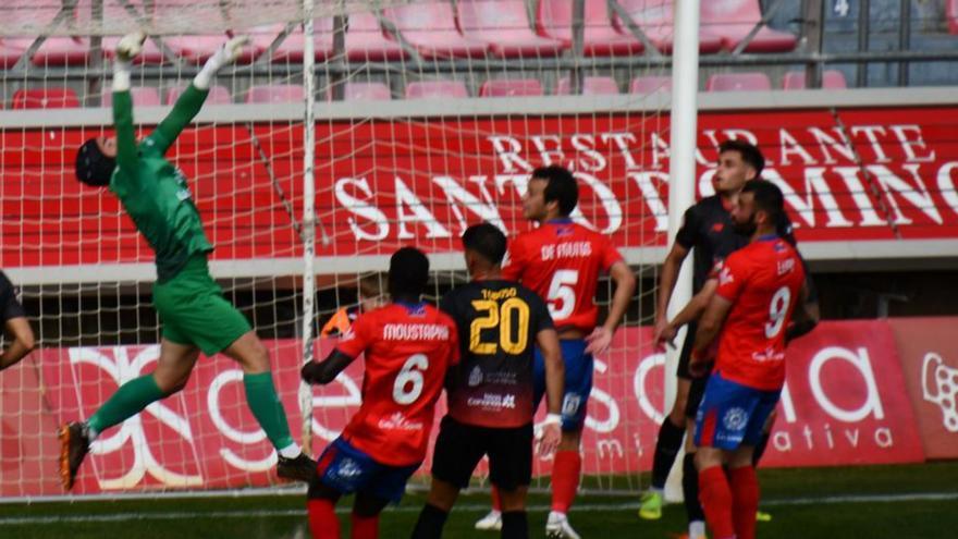 Jacobo, en una jugada de ataque del equipo soriano.